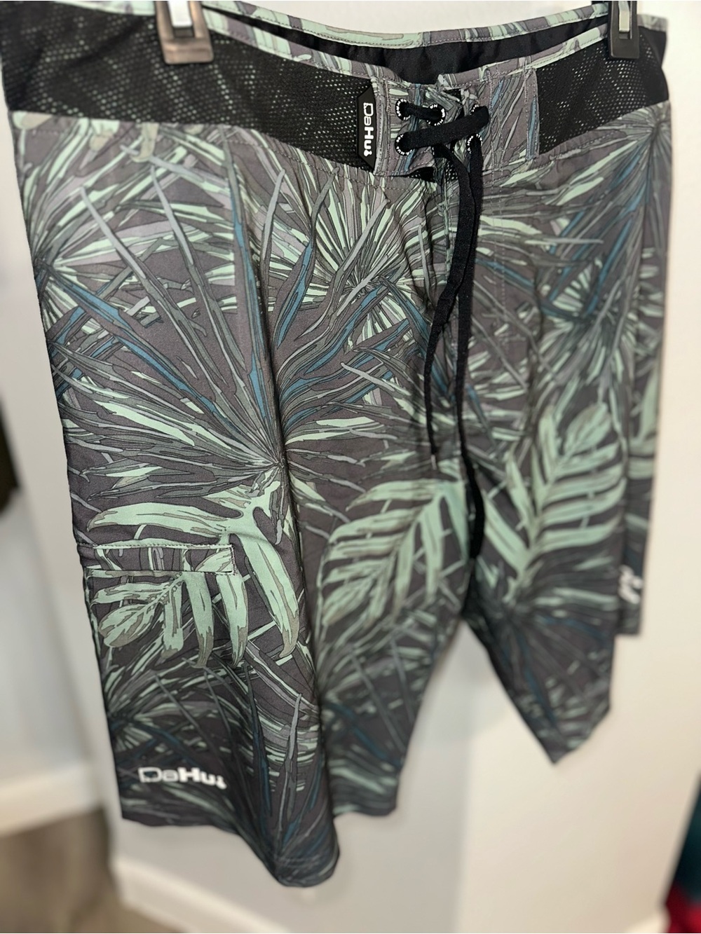 DeHui Men’s Black & Mint Palm-Print Swim Board Shorts